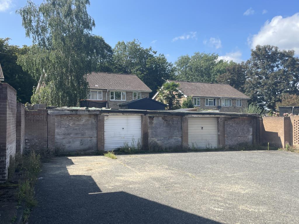 Lot: 52 - FIVE GARAGES IN RESIDENTIAL AREA -
